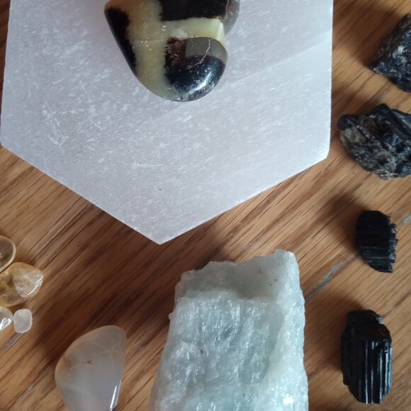 Lot of crystals! Selenite hexagon, pendants, heart worry stone - Picture 6 of 6